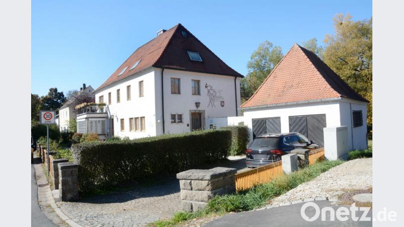 Dr. Reinhard Trottmann erweitert seine Praxis in der Naabstraße und überbaut dazu die Garage. Danach steigen seine Tochter und sein Schwiegersohn mit ein. Bild: Gabi Schönberger