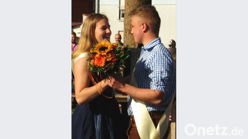 Franziska Trenz und Bastian Vogler tanzen den Walzer der Oberhäupter der Michelfelder Kirwaleit’. Bild: ´sck