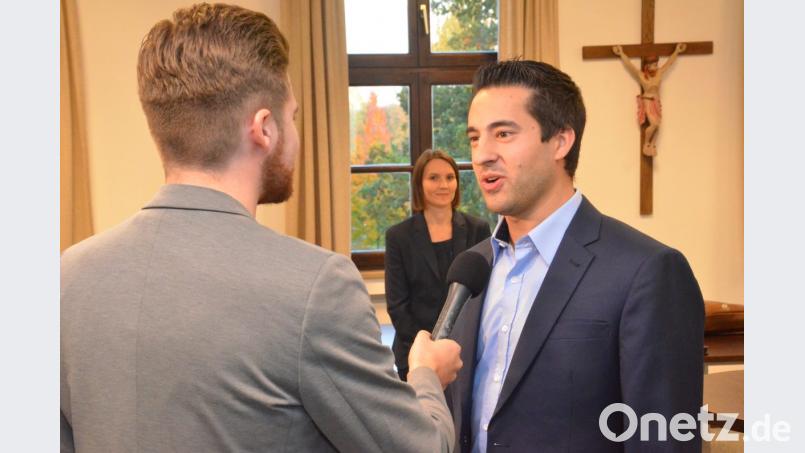 Stefan Löw (im Hintergrund seine Frau Katja) ist am Sonntagabend bei den Interviews im Landratsamt noch nicht sehr optimistisch, dass er es über die Liste in den Landtag schafft. Bild: rti