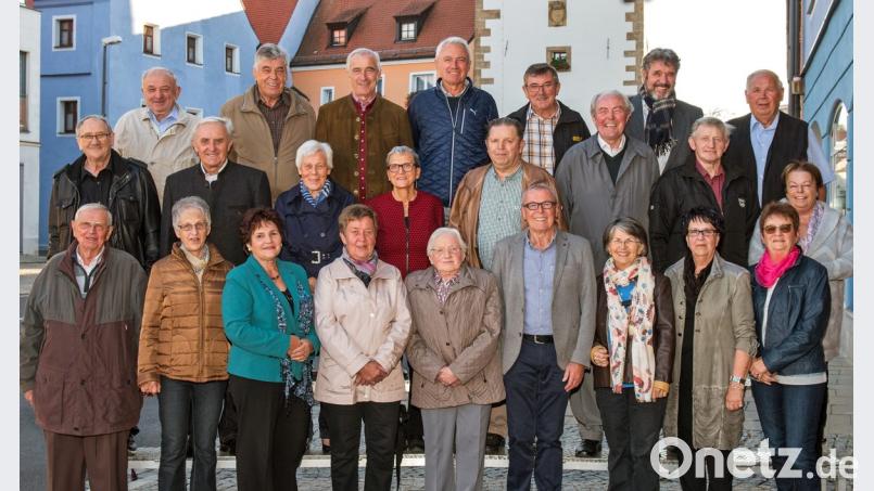 Nach fünf Jahren gibt es in der Heimatstadt ein frohes Wiedersehen des Schülerjahrgangs 1948. Bild: rha