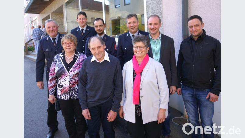 Der Dickn Seppl (vorne, Mitte) feiert im Gasthaus "Weißes Lamm" in Pleystein seinen 70. Geburtstag. Bild: fvo