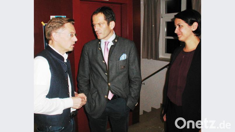 Landtagsabgeordneter Tobias Reiß sucht bei seiner Wahlparty auch das Gespräch mit Bundestagsabgeordnetem Albert Rupprecht und CSU-Listenkandidatin Tanja Renner. Bild: ld