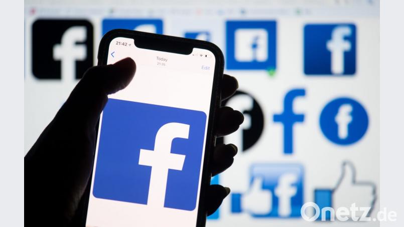 Das Facebook-Logo auf dem Display eines Smartphones. Bild: Symbolbild: Dominic Lipinski/PA Wire/dpa
