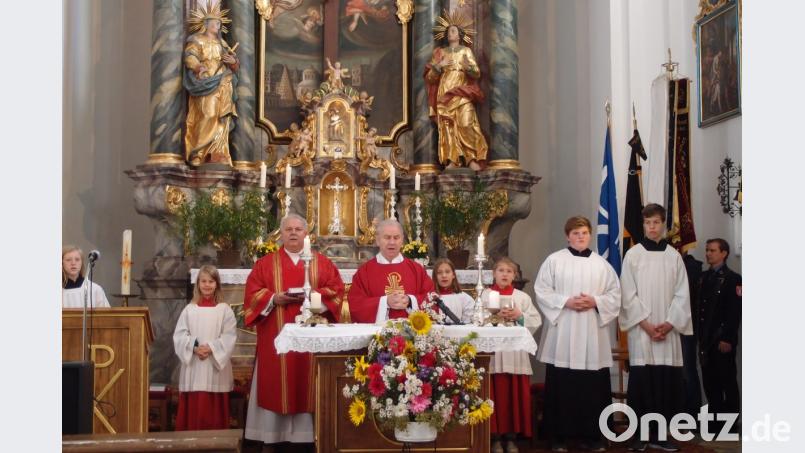 Pfarrer Josef Most vergleicht in seiner Predigt das Leben mit einem Karussell. Zusammen mit Diakon Herbert Sturm hält er den Festgottesdienst zum Übersetzungsfest in der Wallfahrtskirche. Bild: gi