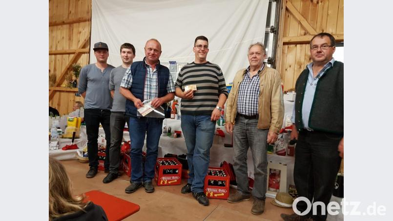 Zusammen mit (von links) stellvertretendem Kommandanten Stefan Schleicher und Matthias Friedl, dem Vorsitzenden der Feuerwehr, überreichte Spielleiter Reinhold Stopfer (von rechts) die Preise an die drei Besten des Preisschafkopfs: Sieger Wolfgang Walter, den Zweitplatzierten Peter Helldörfer und den Dritten Herrmann Lettner. Bild: exb