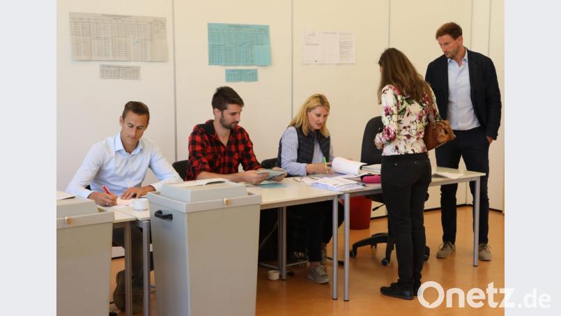 Die Wahlhelfer hatten am Sonntag gut zu tun. Nach dem Dienst im Wahllokal waren noch ein paar Stunden zum Auszählen der Stimmen zu investieren. Am Montag lagen alle Resultate vollständig dem Landratsamt in Schwandorf vor. Bild: Gerhard Götz