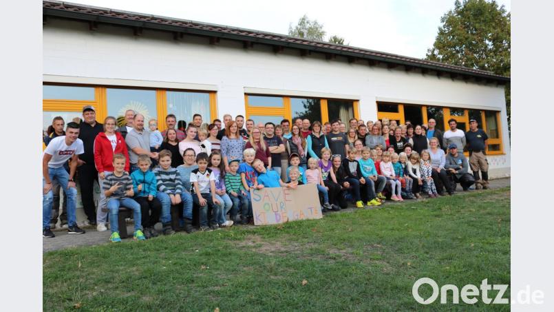 Unterstützer des Bürgerbegehrens und Kindergartenkinder treffen sich am Freitag, um ihren Willen für den Erhalt dieser Einrichtung in Eschenfelden zu bekunden. Bild: exb