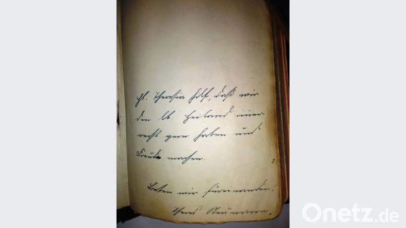Die Widmung in dem Gebetbüchlein der Schwester lautet: „Hl. Theresia hilf, daß wir den lb. Heiland immer recht gern haben und Freude machen. Beten wir füreinander! Theres Neumann“ Bild: ld