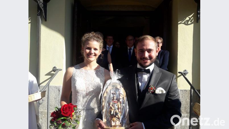 Franziska Meiler aus Wurz und Tobias Schwamberger aus Thanahusen geben sich in der St.-Bartholomäus-Kirche in Hohenthan da Ja-Wort. Bild: rdh