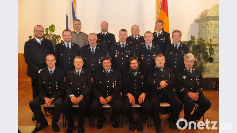 Die sechs Männer in vorderer Reihe werden mit dem Staatsehrenzeichen in Silber und Gold für 25 und 40 Jahre aktiven Dienst ausgezeichnet. Michael Schwenke erreicht 25 Jahre und damit Silber, Stefan Meyer, Johann Wiesent, Michael Bäumler, Johann Beierl und Albert Burger (von links nach rechts) erhalten das Gold-Abzeichen für 40 Jahre. Bild: dob