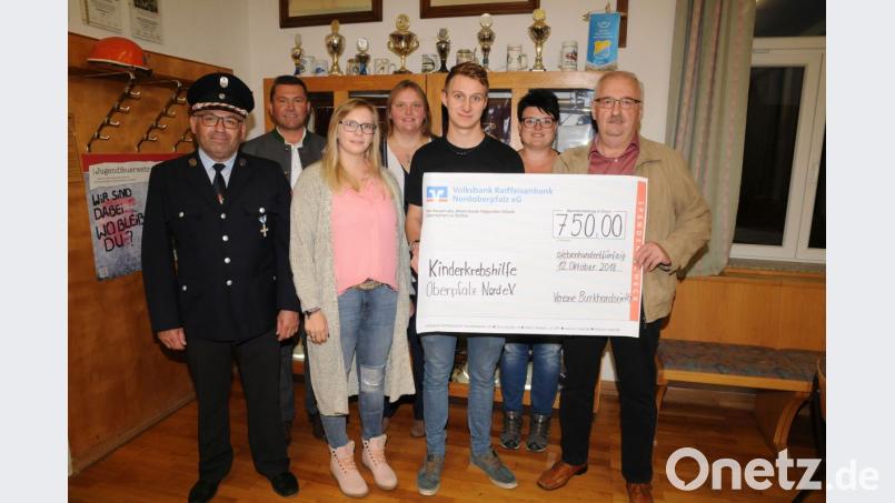 Die Dorfgemeinschaft Burkhardsrieht spendet der Kinderkrebshilfe Oberpfalz Nord 750 Euro. Herbert Putzer (rechts) bedankt sich im Namen des Vereins. Bild: bey