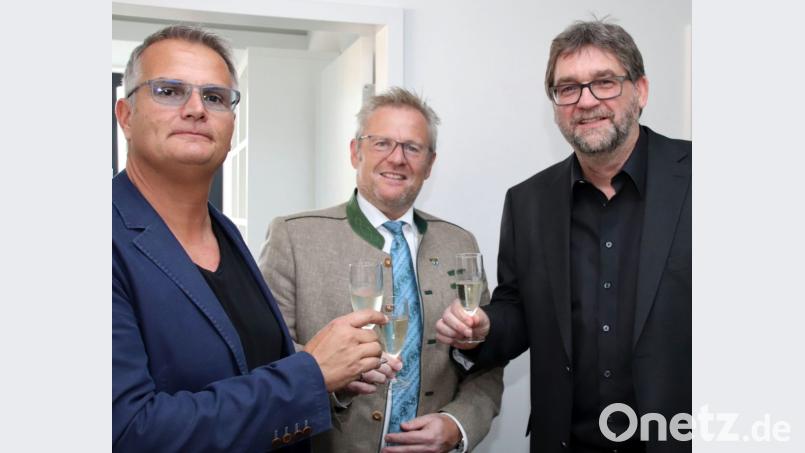 Bei der Vorstellung der neuen Räume ihres Architekturbüros stießen Siegfried Knipl (links) und Peter Pracht (rechts) mit Oberbürgermeister Andreas Feller auf eine erfolgreiche Zukunft an. Bild: Thomas Dobler