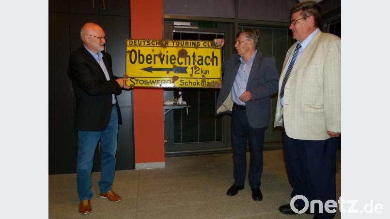 Theo Männer (Mitte) überreichte als Gastgeschenk dem Oberviechtacher Museumsleiter, Altbürgermeister Wilfried Neuber (rechts) ein altes Ortsschild als Wegweiser nach Oberviechtach Mit im Bild der ehemalige Lehrer Siegfried Bräuer (links). Bild: bgl