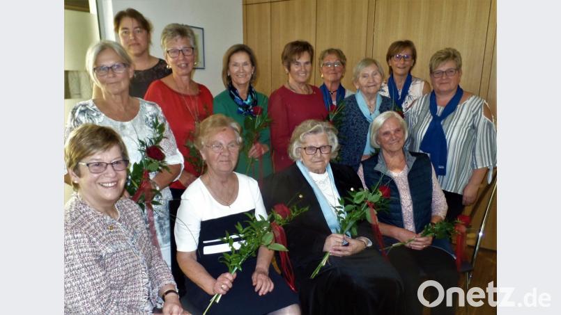 Dankbare Gesichter beim 55-jährigen Jubiläum des Frauenbundes in Kohlberg. Sitzend, von links: Bezirkschefin Margit Konze, Mathilde Roith, Gretl Schröpf und Hermine Heindl. Dahinter Monika Hirmer, Andrea Gagulic, Christine Presser, Gunda Herrmann und Theresa Roth (von links). Heidi Bauer, Andrea Schwarz und Beate Heumann freuen sich hinten rechts über die gelungene Feier. Bild: jml