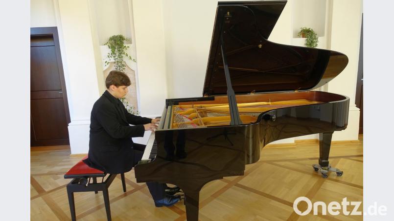 Philip Huber beendete am Sonntag im Harmoniesaal die Konzertreihe des Waldsassener Kammermusikkreises. Bild: Röttges/exb