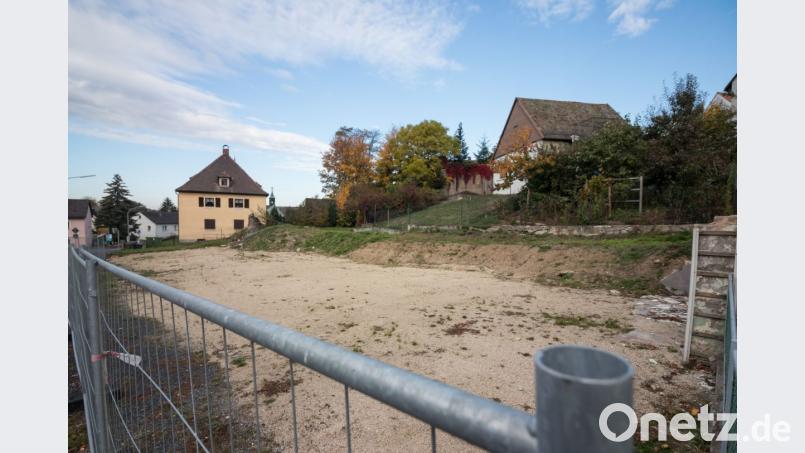 Auf dem Areal der beiden abgerissenen Häuser in der Philipp-Mühlmayer-Straße 32 und 34 in Bärnau will Stadtplaner Klaus Stiefler fünf bis sechs Carports bauen. Viel Platz wurde durch den Abbruch der Gebäude allerdings nicht gewonnen. Die Grotte bleibt erhalten, wie sie ist. Bild: szl