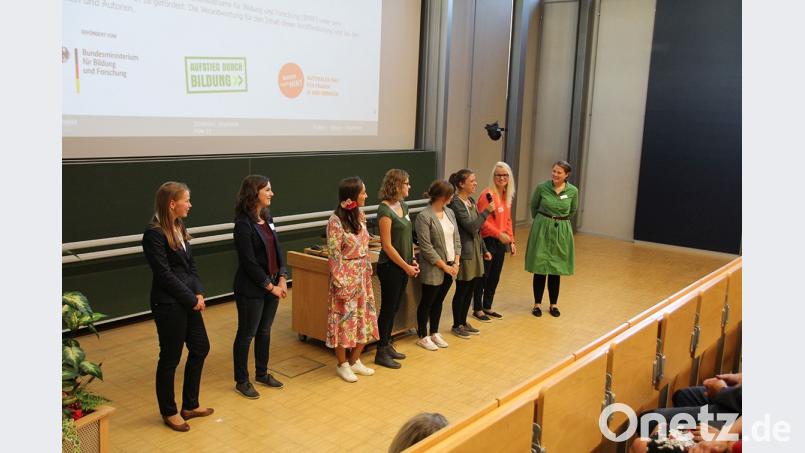 MINT-Studentinnen stehen den Schülerinnen für Fragen zur Verfügung Bild: Wiesel/OTH Amberg-Weiden