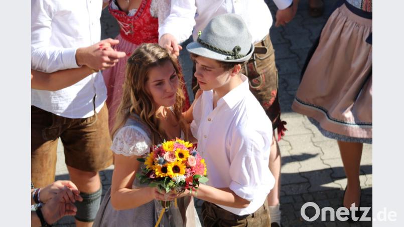 Per wanderndem Blumenstrauß zu flotter Musik wurde unter den diesjährigen Kirwapaaren Sarah Cerny und Dave Grusczyk zum neue Oberkirwapaar bestimmt. Bild: ads