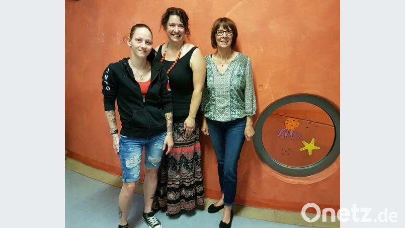 Dank für die Unterstützung: Verena (links), Mama des verstorbenen Martin, und seine Oma Margit Kirzinger (rechts) überreichen dem Bunten Kreis Nordoberpfalz um Leiterin Marina Frister (Mitte) eine Spende. Bild: exb