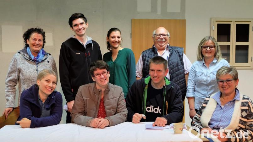 Die Etzenrichter Laienspieler bereiten sich auf das Lustspiel &quot;D&#039;Emma is kemma&quot;, mit Proben vor. Vorne, von links: Moni Waldeck, Renate Zwerenz, Martin Pleier und Maria Smola sowie (hinten, von links.) Martina Rast (Souffleuse), Maximilian Rösch, Katja Schönberger, Walter Voß und Melanie Dick (Souffleuse). Bild: wlr