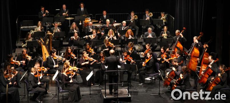 Begleiten seit 20 Jahren schwungvoll den Jahreswechsel: Dirigent Thomas Appel und das Amberger Sinfonieorchester. Bild: Wolfgang Steinbacher