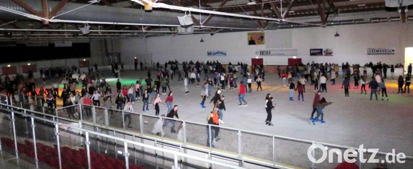Großer Andrang herrscht am Samstag in der Eishalle. Bild: ubb