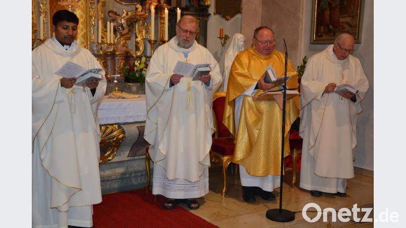 Die Zelebranten am Altar, (von links) Pater John, Pfarrseelsorger Pater Benedikt Leitmayr, Prälat Peter Hubbauer und Pater Friedhelm Czinczoll. Bild: jr