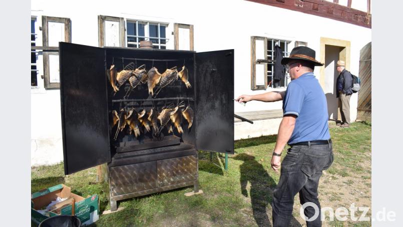 Das sieht ja köstliche aus. An Ort und Stelle konnte der geräucherte Karpfen verkostet werden. Bild: bnr