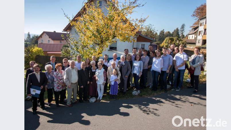 Auch Vertreter von Kirche und Gemeinde beglückwünschen und beschenken die Jubilare Therese und Otto Blei (Mitte mit Urenkelin Annalena) zur Eisernen Hochzeit. Unter den Gratulanten sind: Zweiter Mähringer Bürgermeister Walter Frank, dritter Mähringer Bürgermeister Franz Schöner (Zweiter und Dritter von links), Marktgemeinderat Oswald Seidl (Sechster von links), von der Pfarrgemeinde Pfarrer Armin Maierhofer. Auch Pfarrer Alexander Blei war geladen, er erneuerte das Eheversprechen der Jubilare zur Diamantenen Hochzeit vor fünf Jahren. Bild: dtr
