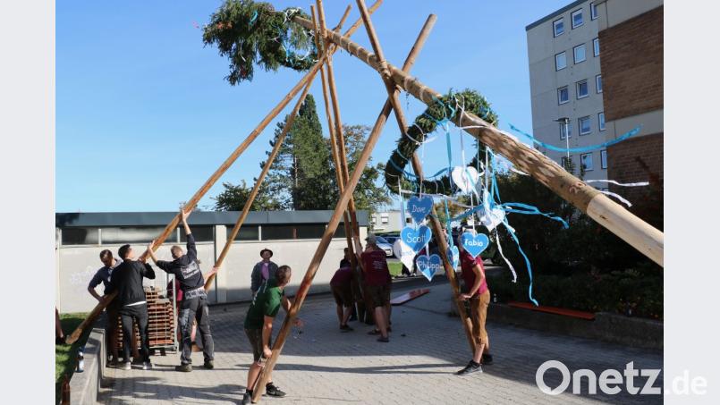 Der prächtig geschmückte Kirwabaum wird von den Kirwaburschen und zahlreichen Helfern aus der KJG St. Michael mit vereinter Muskelkraft aufgestellt. Bild: ads