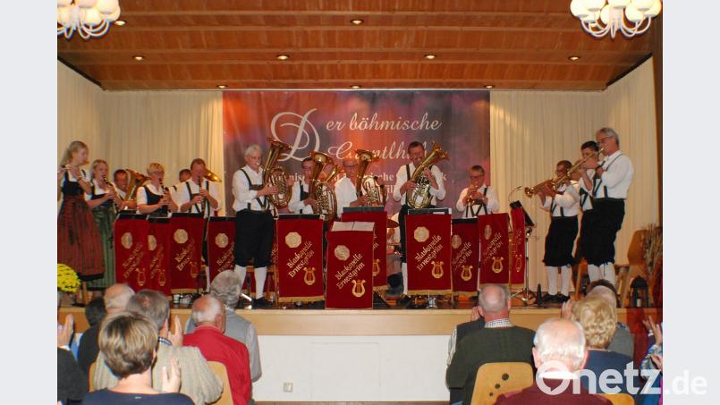 Die Blaskapelle Ernestgrün unter der musikalischen Leitung von Klaus Rustler eröffnete den Abend. Bild: enz