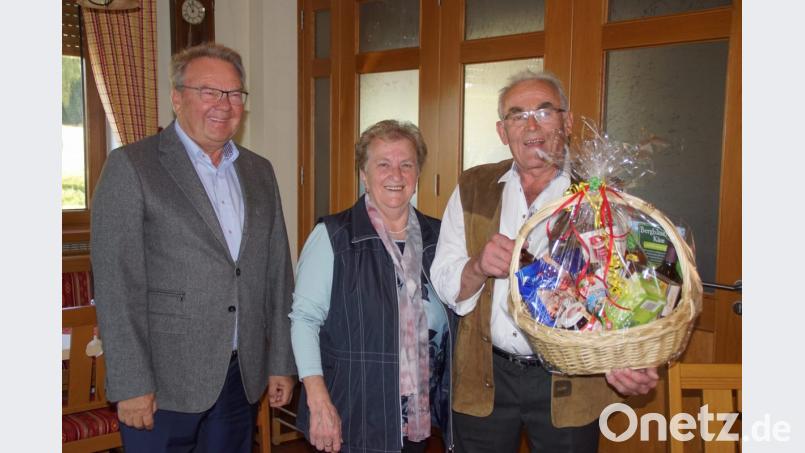 Zur Goldenen Hochzeit von Georg und Marianne Schmid gratulierte Zweiter Bürgermeister Josef Irlbacher namens der Stadt dem Jubelpaar. Bild: mmj