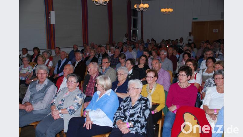 Der Tillensaal war gut gefüllt mit Besuchern. Bild: enz