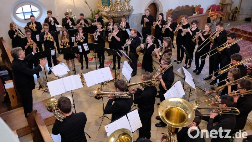 Das Jugendauswahlensemble des Verbandes evangelischer Posaunenchöre in Bayern lässt beim Konzert in der evangelischen Kirche ganz neue Klangfarben seiner Instrumente hören. Dirigenten sind Professor Thomas Clamor (Foto) und Kerstin Dikhoff. Bild: le