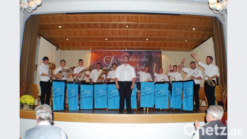 Christian Gleichauf mit seiner jungen Blaskapelle „Keine Stille Stunde“. Bild: enz