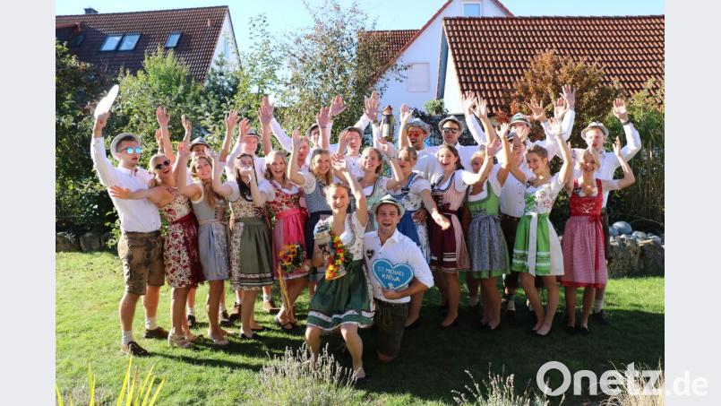 Allen Grund zu jubeln hatten die Kirwapaare der Pfarrei St. Michael, die als Gastgeber heuer bei herrlichem Herbstwetter drei Tage mit zahlreichen Besuchern eine Pfundskirwa feiern. Bild: ads