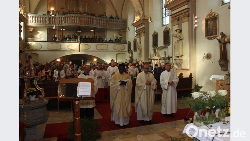 Diakon Egon Giehl und Pfarrer Thomas Thiermann (von rechts) und eine große Ministrantenschar begrüßen im Willkommensgottesdienst den Pfarrvikar Florente Mukalay Mukuba (Dritter von rechts) in der Gemeinschaft. Bild: flt