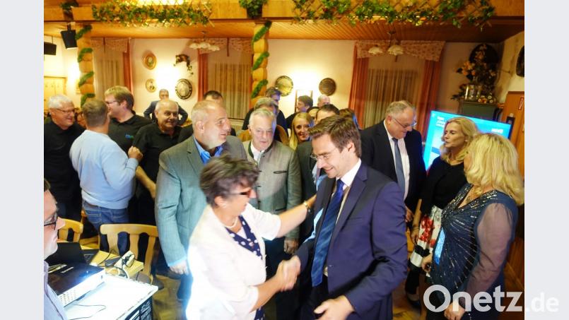 Direktkandidat Stephan Oetzinger hat sich wacker geschlagen. Das honorieren seine Parteifreunde beoi der Wahlparty im Weidener &quot;Postkeller&quot;. Bild: Wieder