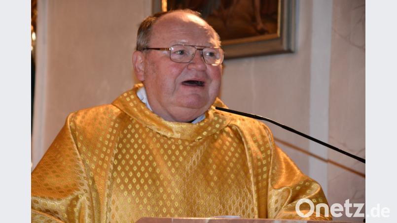 Prälat Peter Hubbauer, der auch Vizepräsident des Bayerischen Pilgerbüros ist, bei seiner Predigt in Konnersreuth. Bild: jr