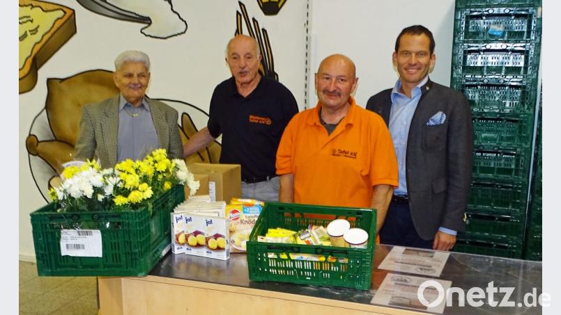 Abgeordneter Albert Rupprecht (rechts) besichtigt die neuen Räume der Tafel und dankt Vorsitzendem Josef Gebhardt (Zweiter von links) und den Helfern Martin Höhne und Josef Nagy (links). Bild: Dobmeier