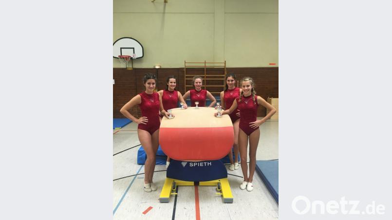 Julia Dennerlein, Marie Karg, Luisa Meier, Eva Pichl und Paula Jäger belegten in der Wettkampfklasse 12 den zweiten Platz. Bild: Katharina Fellner