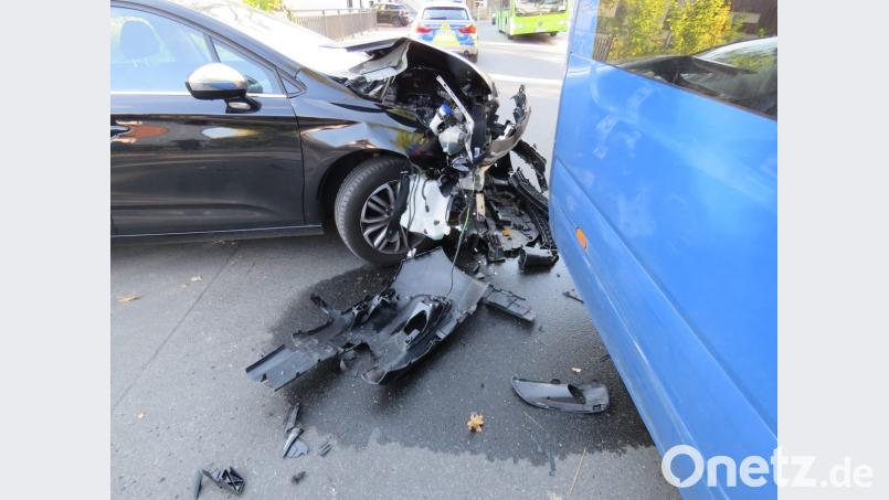 Nach dem Zusammenstoß mit dem Kleinbus war das schwerbeschädigte Auto nicht mehr fahrbereit. Bild: Polizei