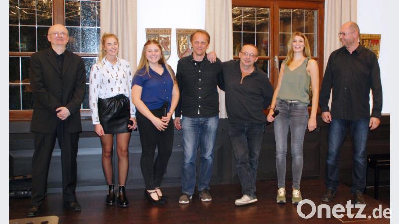 Helmut Burkhardt, Lea Dietl, Jennifer Bäuml, Max Schmidkonz, Georg Graser, Eva-Maria Linkl, Ulli Schmutzer. Bild: zch