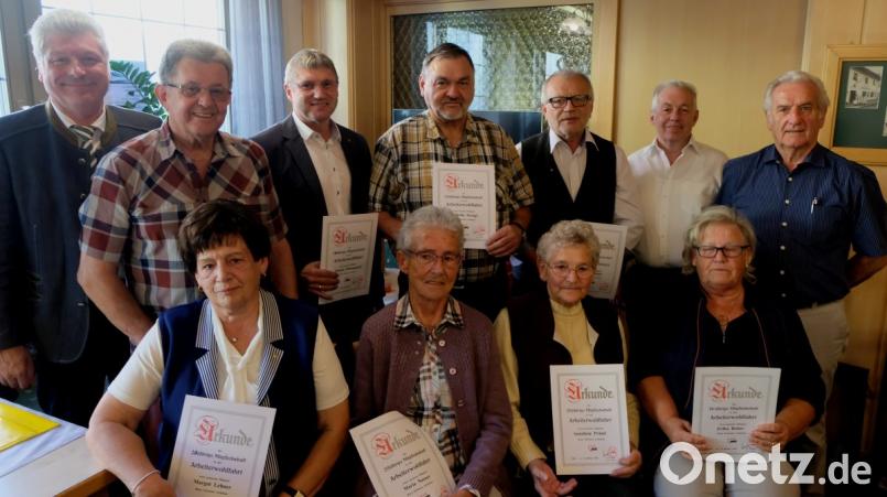 Die AWO zeichnet langjährige Mitglieder aus. Sitzend, von links: Margot Lehner, Maria Nasser, Anneliese Präßl und Erika Reber. Stehend, von links: Bürgermeister Günter Stich, Vorsitzender Karl Tabert, Jürgen Schnappauf, Willy Striegl, Bruno Bauer, Schatzmeister Bernd Meier und zweiter Vorsitzender Alfons Lehner. Bild: le