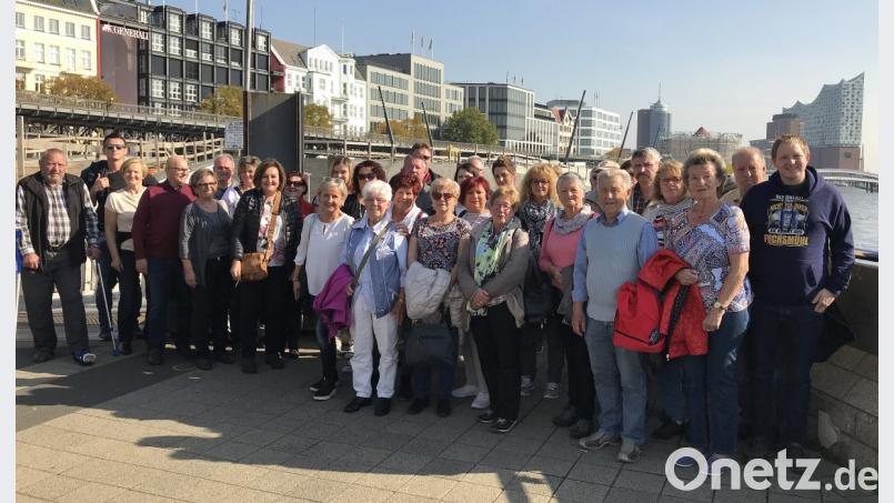 Der Reisegruppe aus Fuchsmühl gefiel es in Hamburg gut. Organisiert hatte die Ausflugstour Nicki Fürst (8. von links). Im Hintergrund (rechts) erkennt man die „Elbphilharmonie“ Bild: wro