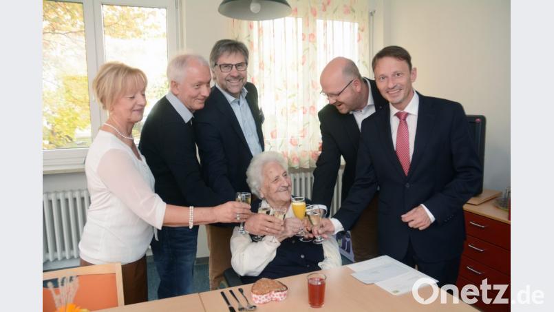 Barbara und Herbert Kölbl (von links) stoßen mit Seniorenheimleiter Martin Kneidl, Pfarrer Johannes Lukas und Bürgermeister Jens Meyer auf Jubilarin Maria Kölbl an. Bild: gsb