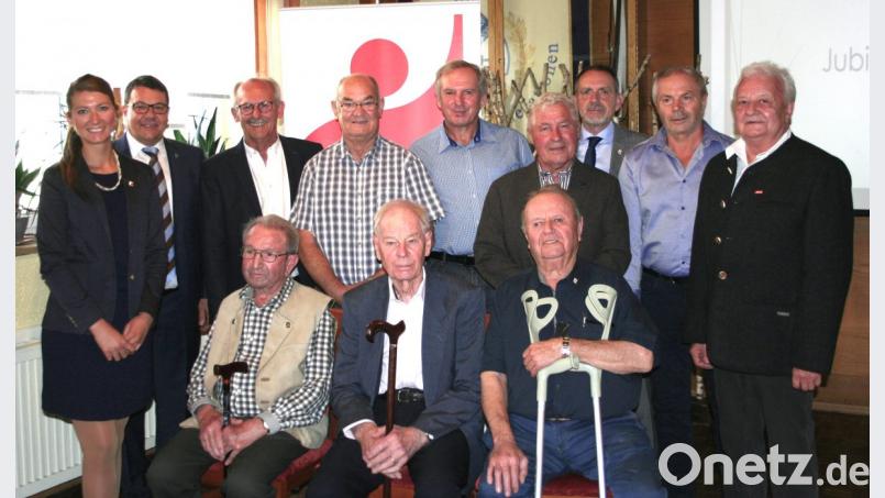 Der Ortsverband der IG BCE ehrte langjährige Mitglieder. Das Bild zeigt stehend von links: Gewerkschaftssekretärin Iris Schopper, die Bürgermeister Thomas Falter und Harald Bemmerl, Ludwig Plößl, Ludwig Mauerer, Peter Schmalzl, Bezirksleiter Hartmuth Baumann, Georg Köppl und den Vorsitzenden Franz Hauser. Sitzend von links: Alfons Feuerer, Engelbert Hofmann und Xaver Fischer. Bild: Hirsch