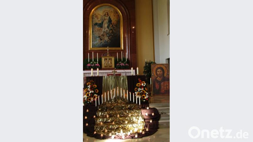 Der Altarraum in der Klosterkirche Mariä Himmelfahrt ist für die Anbetung des Allerheiligsten in der Monstranz vobereitet. Bild: sck