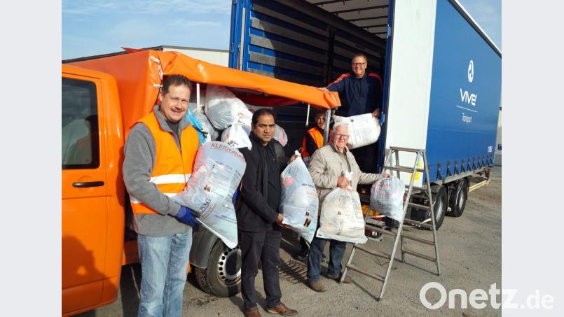 Zum Helferteam der Altkleidersammlung gehörten auch (von links) Josef Ettl, Pfarrvikar Benny Joseph Kochumundammalayil, Rudolf Schmid und Organisator Albert Kirschner. Bild: agr