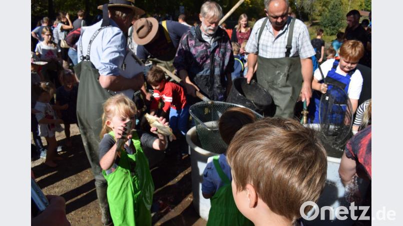 Schau mal, ich habe zwei Fische gefangen. Stolz zeigte die Jungfischerin ihrem Freund den Fang. Bild: bnr